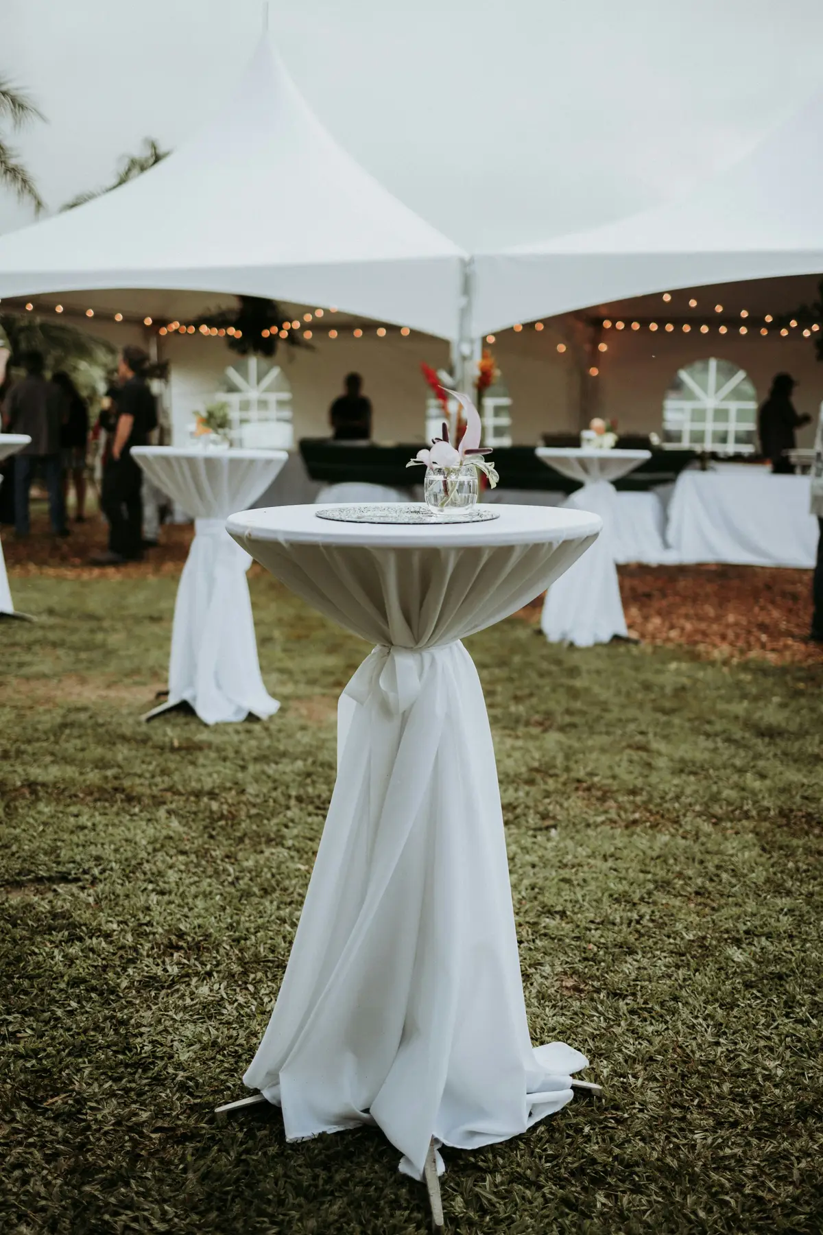 Mange debout houssé professionnel pour mariage banquet et événementiel